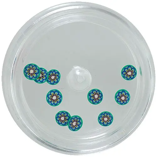 Tyrkysové keramické kvietky na okrúhlom pozadí