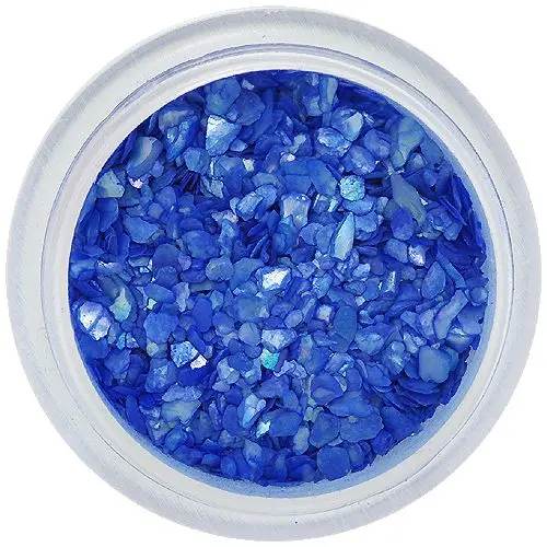 Tmavomodré úlomky nepravidelného tvaru s odleskami