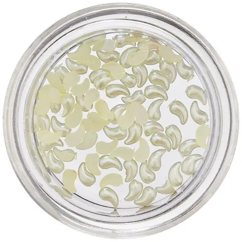 Svetložlté zahnuté slzičky na zdobenie nechtov, perleť