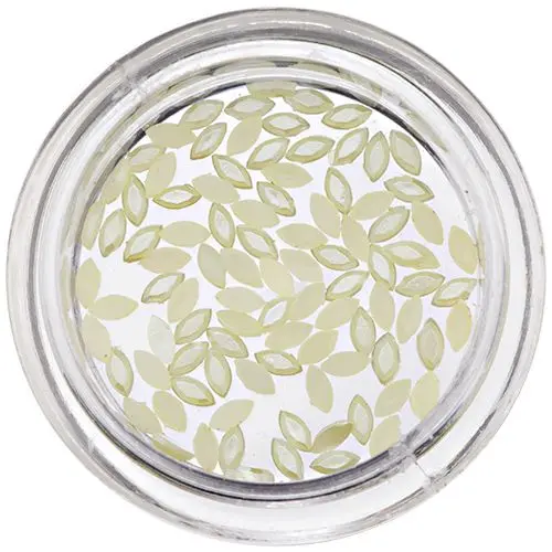 Svetložlté ovály na zdobenie nechtov, perleť